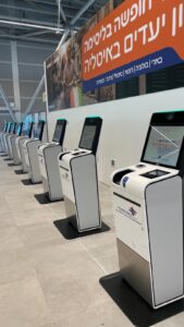 נוסעת בנתב"ג מבצעת צ'ק-אין עצמאי ומדפיסה תג כבודה בקיוסק הדיגיטלי החדש של ישראייר בטרמינל 3.