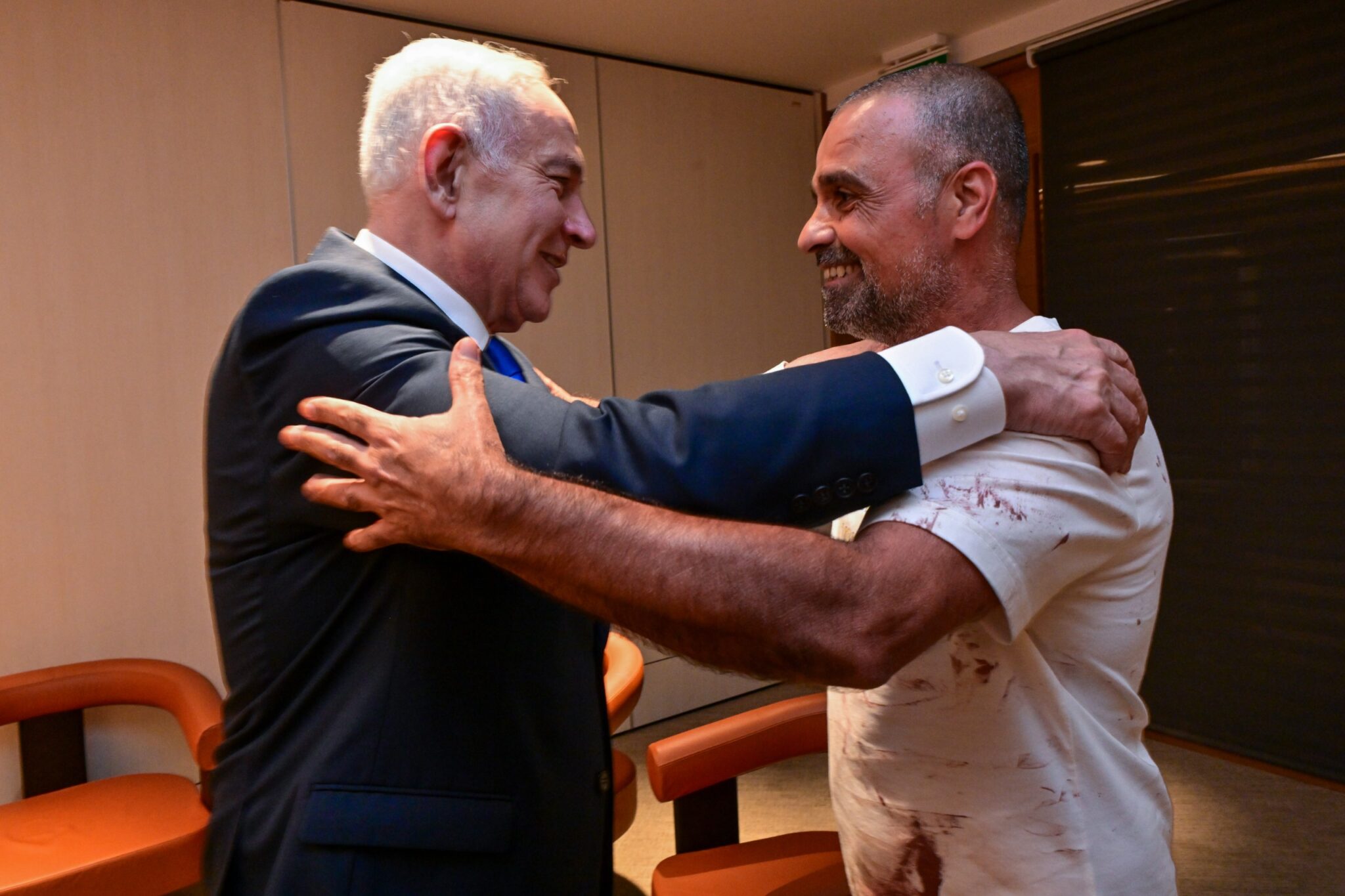 ראש הממשלה בנימין נתניהו לצד יניב, שסייע לעצור את צלילת מטוס פליי דובאי
