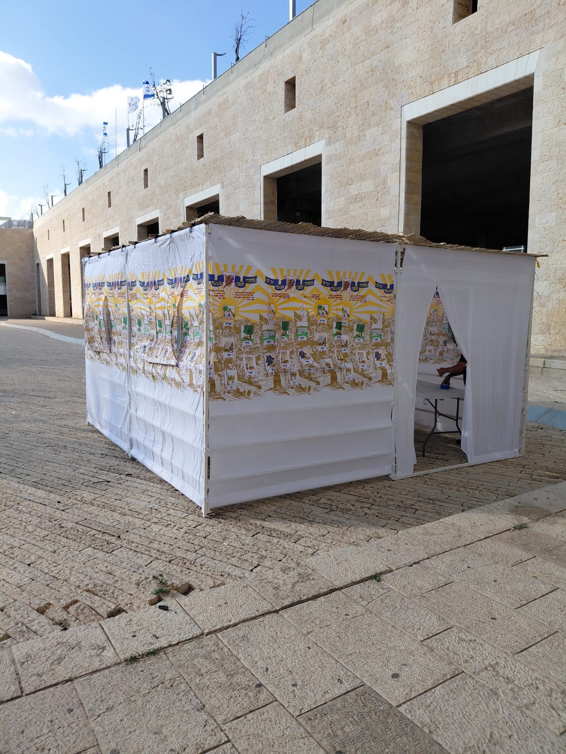 סוכה שהוקמה לרווחת הנוסעים במתקני רשות שדות התעופה
