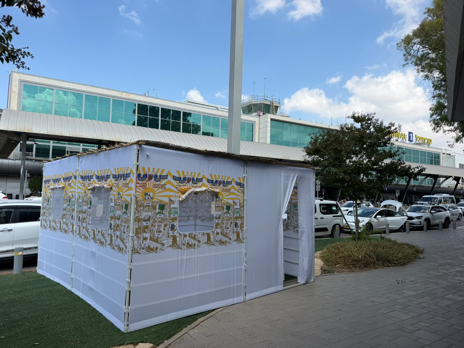 סוכה שהוקמה ליד טרמינל הנוסעים בנתב״ג לקראת חג הסוכות