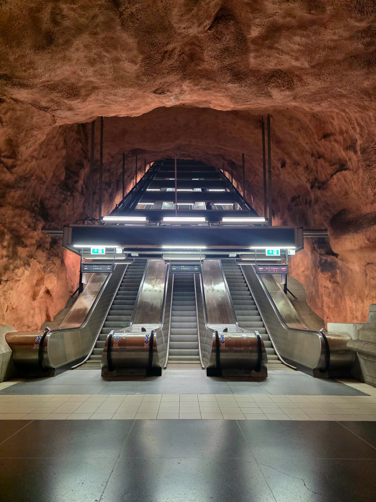 המדרגות הנעות בתוך תחנת Rådhuset במטרו של סטוקהולם
