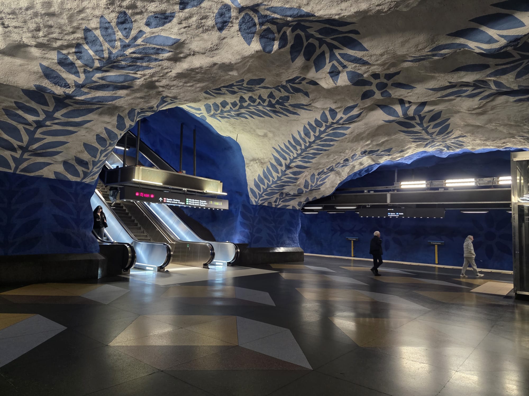 העיצוב הכחול והלבן בתחנת T-Centralen במטרו של סטוקהולם