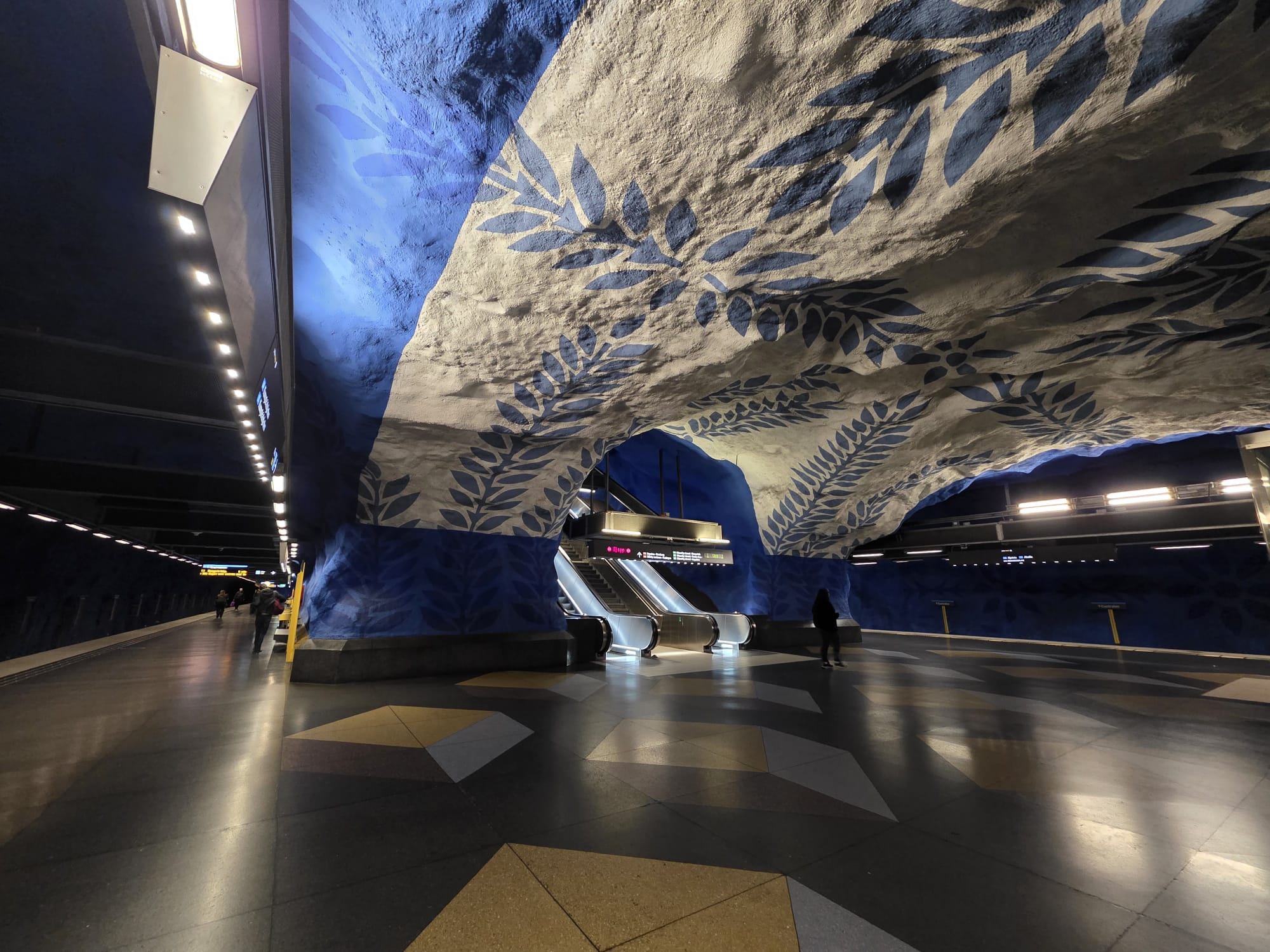 תחנת T-Centralen הכחולה והלבנה במטרו של סטוקהולם
